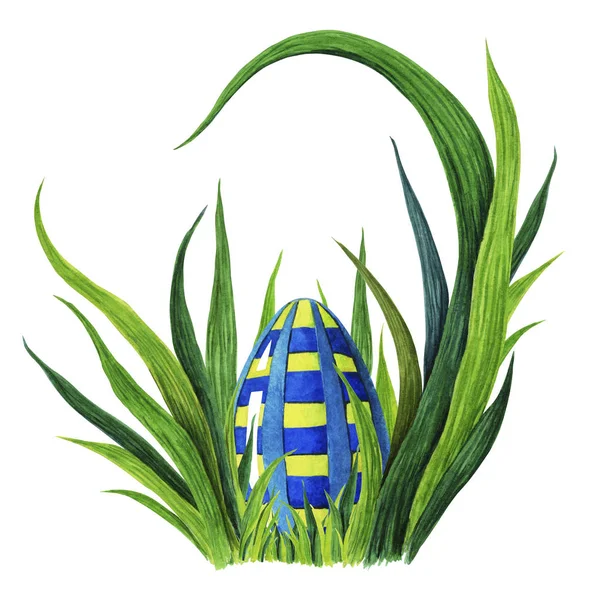 Ручная раскрашенная акварелью иллюстрация красочных декоративных элементов пасхальных яиц, откладываемых в свежий зеленый травяной туфет. Крупный план — стоковое фото