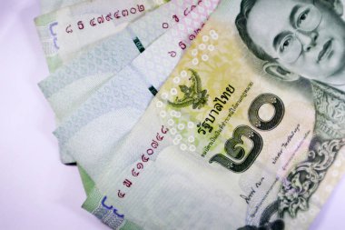 Para biriktirme kavramı Erkek el tarafından ayarlandı para para yığını büyüyen iş