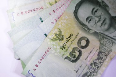 Para biriktirme kavramı Erkek el tarafından ayarlandı para para yığını büyüyen iş