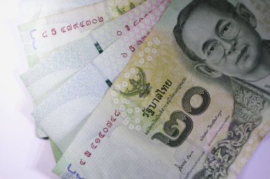 Para biriktirme kavramı Erkek el tarafından ayarlandı para para yığını büyüyen iş