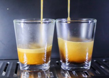 Kahve makinesinden dökülen espresso yakın plan. Profesyonel kahve demleme.