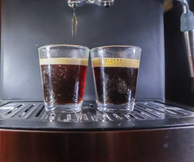 Kahve makinesinden dökülen espresso yakın plan. Profesyonel kahve demleme.