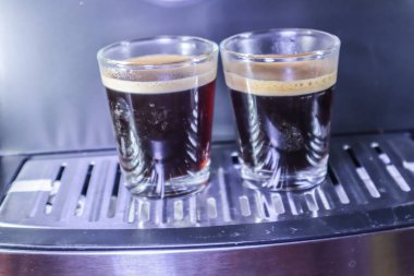 Kahve makinesinden dökülen espresso yakın plan. Profesyonel kahve demleme.