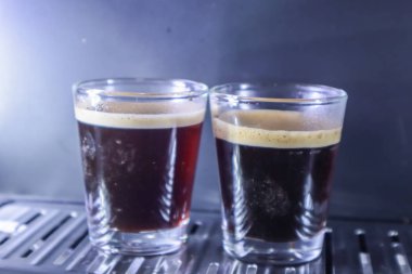 Kahve makinesinden dökülen espresso yakın plan. Profesyonel kahve demleme.