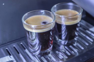 Kahve makinesinden dökülen espresso yakın plan. Profesyonel kahve demleme.