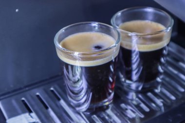 Kahve makinesinden dökülen espresso yakın plan. Profesyonel kahve demleme.