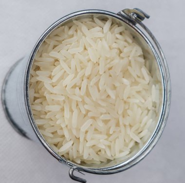 Beyaz uzun taneli pirinç bir minyatür metal kova