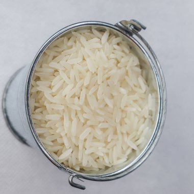 Beyaz uzun taneli pirinç bir minyatür metal kova