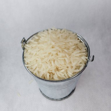 Beyaz uzun taneli pirinç bir minyatür metal kova