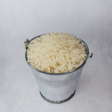 Beyaz uzun taneli pirinç bir minyatür metal kova