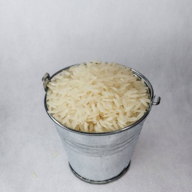 Beyaz uzun taneli pirinç bir minyatür metal kova