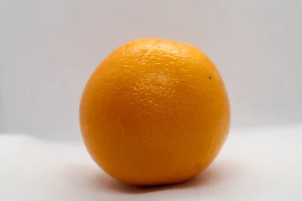 在白色背景上隔离的橙果 — 图库照片