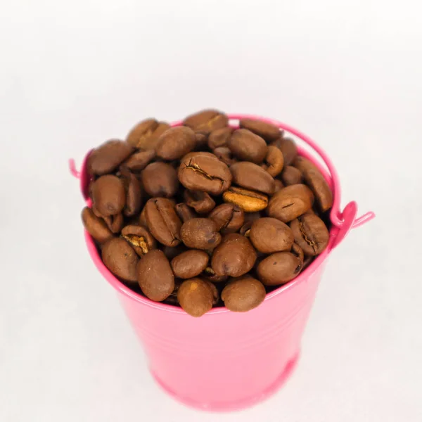 Heap Coffee Beans Pink Bucket White Background — Stock Photo, Image