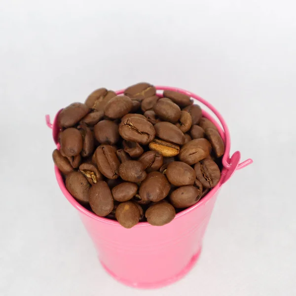 Heap Coffee Beans Pink Bucket White Background — Stock Photo, Image