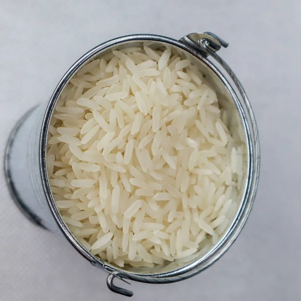 Witte Langkorrelige Rijst Een Miniatuur Metalen Emmer — Stockfoto