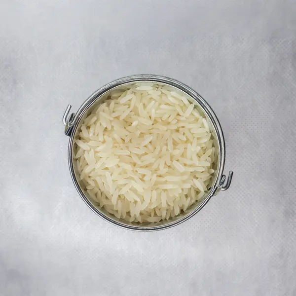 Witte Langkorrelige Rijst Een Miniatuur Metalen Emmer — Stockfoto