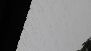 Çinkoya yağmur damlaları yağıyor.