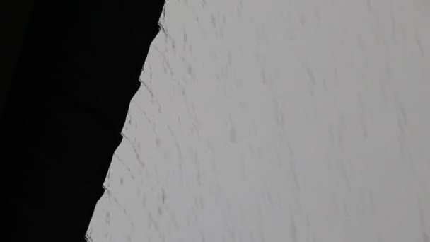 Regen Druppels Lopen Naar Beneden Een Zink — Stockvideo
