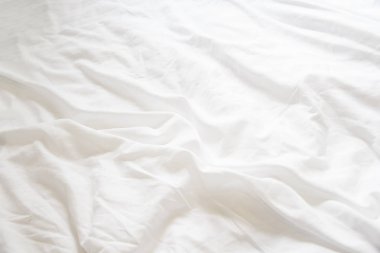 Beyaz yatak örtülerini kapat ve boşluğu kopyala.