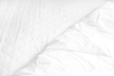 Beyaz yatak örtülerini kapat ve boşluğu kopyala.