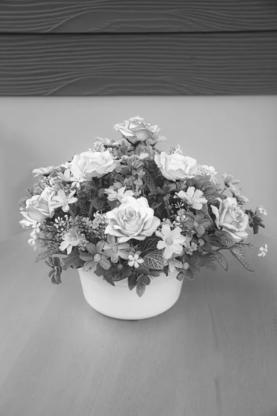 Bouquet Roses Sur Table Bois Couleur Grise Avec Espace Copie — Photo