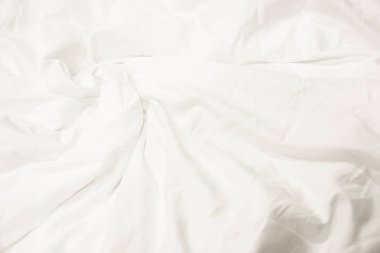 Beyaz yatak örtülerini kapat ve boşluğu kopyala.