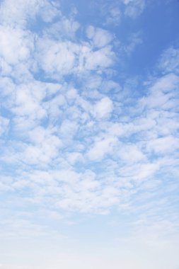 Mavi gökyüzü arkaplanı ve beyaz bulutlar yumuşak odak ve boşluk kopyala.