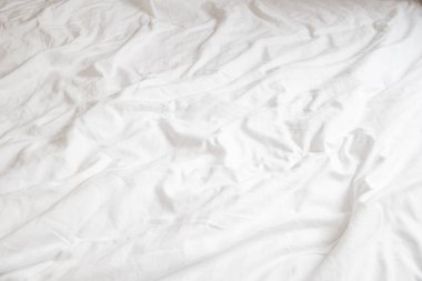 Beyaz yatak örtülerini kapat ve boşluğu kopyala.