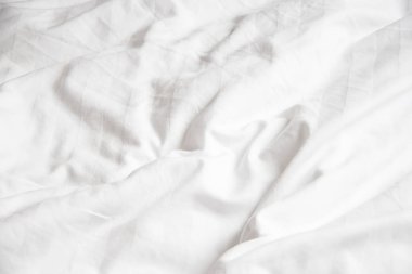 Beyaz yatak örtülerini kapat ve boşluğu kopyala.