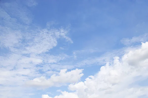 Blå Himmel Bakgrund Och Vita Moln Mjuk Fokus Och Tomt — Stockfoto