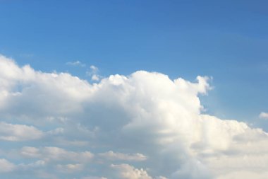 Mavi gökyüzü arkaplanı ve beyaz bulutlar yumuşak odak ve boşluk kopyala.