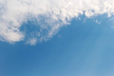 Mavi gökyüzü arka plan ve kopya alanı karşı yumuşak beyaz bulutlar.