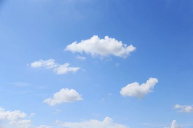 Mavi gökyüzü arka plan ve beyaz bulutlar yumuşak odak, 