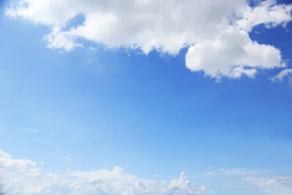 Blauwe Lucht Achtergrond Witte Wolken Zachte Focus Kopieer Ruimte — Stockfoto