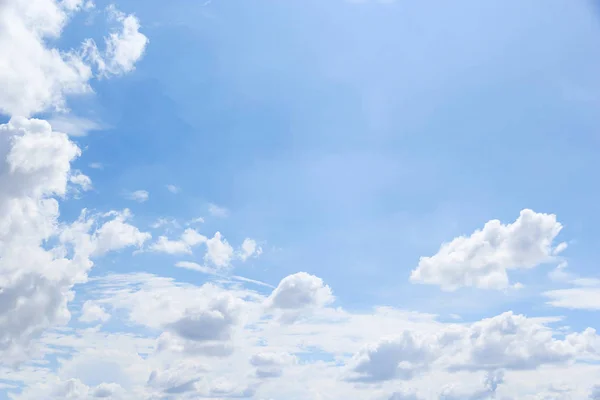 青い空の背景と白い雲のソフトフォーカス およびコピースペース — ストック写真