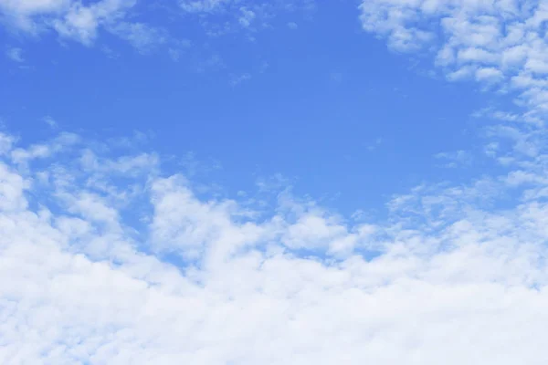 Blå Himmel Bakgrund Och Vita Moln Mjuk Fokus Och Kopiera — Stockfoto