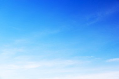 Mavi gökyüzü arkaplanı ve beyaz bulutlar yumuşak odak ve boşluk kopyala.