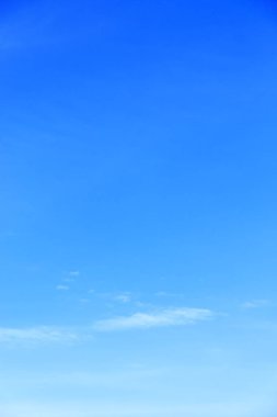 Mavi gökyüzü arkaplanı ve beyaz bulutlar yumuşak odak ve boşluk kopyala.