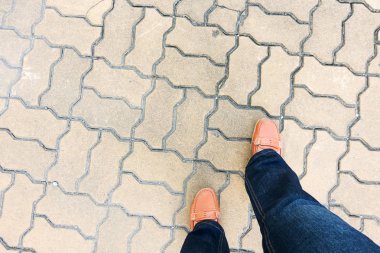 Yürüyüş yolunda yürüyen kadın bacakları, üst tenli