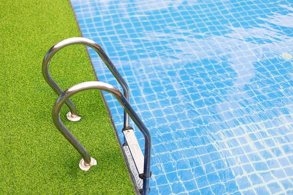 Green Grass Swimming Pool Background Space Your Design — Stock Photo, Image