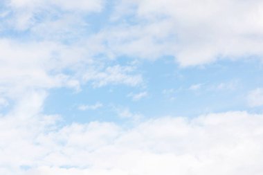 Mavi gökyüzü arkaplanı ve beyaz bulutlar yumuşak odak ve boşluk kopyala.