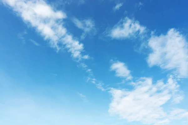 Modrá Obloha Pozadí Bílé Mraky Měkké Ostření Kopírovat Prostor — Stock fotografie