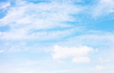 Mavi gökyüzü arkaplanı ve beyaz bulutlar yumuşak odak ve boşluk kopyala.