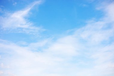 Mavi gökyüzü arkaplanı ve beyaz bulutlar yumuşak odak ve boşluk kopyala.