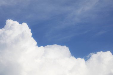 Mavi gökyüzü arkaplanı ve beyaz bulutlar yumuşak odak ve boşluk kopyala.