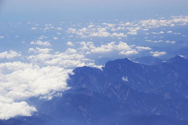 Mavi gökyüzü arka plan ve beyaz bulutlar yumuşak odak ve dağ. 