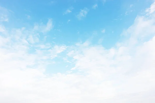 Sfondo Cielo Blu Nuvole Bianche Fuoco Morbido Copiare Spazio — Foto Stock