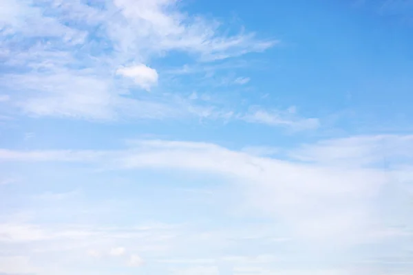 Sfondo Cielo Blu Nuvole Bianche Fuoco Morbido Copiare Spazio — Foto Stock