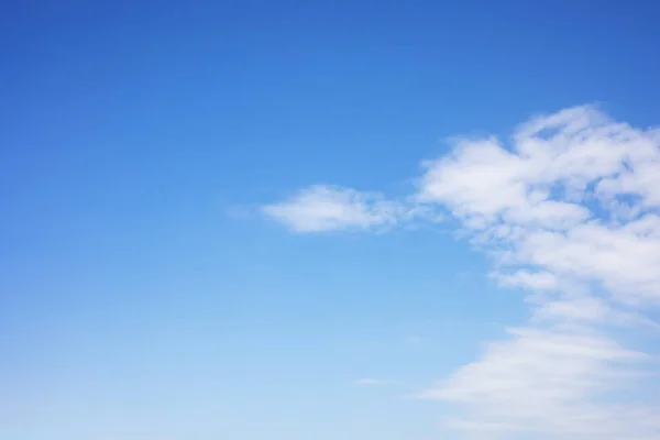 Blå Himmel Bakgrund Och Vita Moln Mjuk Fokus Och Kopiera — Stockfoto