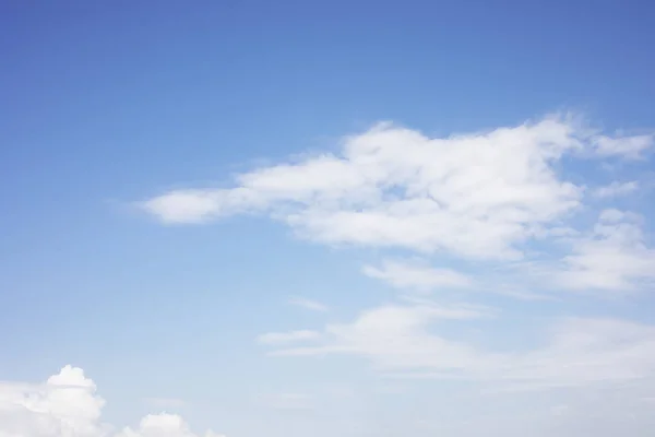 フワフワお空の青い背景と白い雲のソフト フォーカス およびコピー スペース — ストック写真